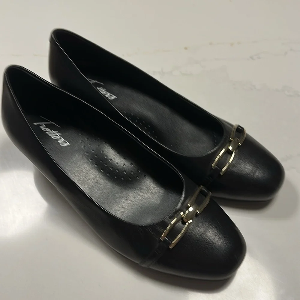 NWOT-  Trotter Dakota Elegant Black Pump Shoes With Silver Color Accent.